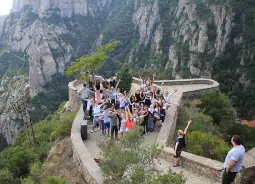 Blick auf eine Schülergruppe beim Kloster Montserrat in Katalonien Auf Klassenfahrt mit HEROLÉ: Besuchen Sie mit Ihrer Schülergruppe auch das Kloster Montserrat in Katalonien
