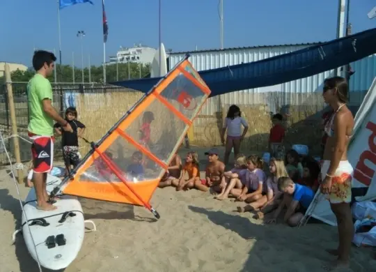 Auf Klassenfahrt mit HEROLÉ: Einweisung zum Surfen in Katalonien.