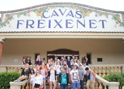 Auf Klassenfahrt mit HEROLÉ: Schulklasse bei Freixenet in Katalonien.