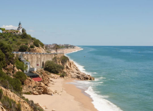 Blick auf den Strand von Calella in Katalonien Auf Klassenfahrt mit HEROLÉ: Besuchen Sie auch den Strand von Calella in Katalonien