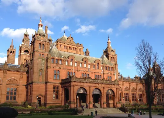 Auf Klassenfahrt mit HEROL&Eacute;: Der Eingang zur Kelvingrove Art Gallery in Glasgow