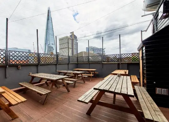 Auf Klassenfahrt mit HEROLÉ: Kl. Dachterrasse im St. Christophers Inn The Village in London