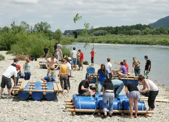 Auf Klassenfahrt mit HEROLÉ: Floßbau im Allgäu.