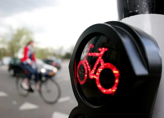 Auf Klassenfahrt mit HEROLÉ: Fahrradampel in Amsterdam.