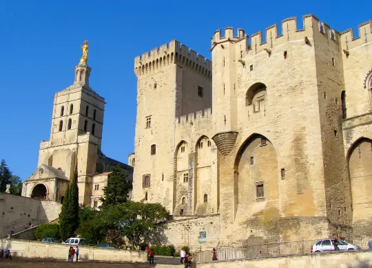 Auf Klassenfahrt mit HEROLÉ: Papstpalast in der Provence.