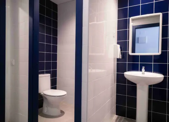 Klassenfahrt Barcelona: Equity Point Sea Hostel, Badezimmer Auf Klassenfahrt mit HEROLÉ: Badezimmer im Equity Point Sea Hostel in Barcelona