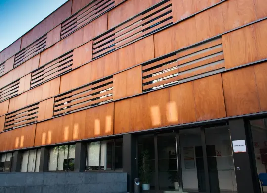 Auf Klassenfahrt mit HEROLÉ: Hostel Pere Tarres - Außenansicht in Barcelona