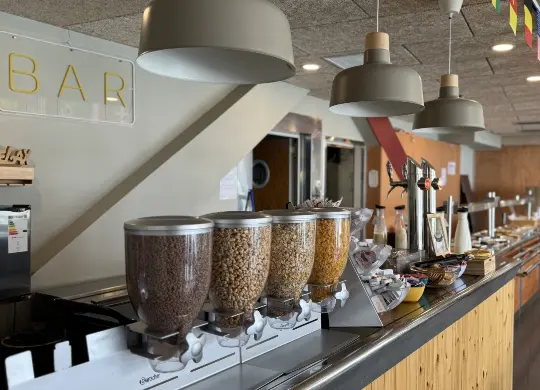Klassenfahrt Barcelona: Urbany Hostel in Barcelona, Frühstücksbuffet Auf Klassenfahrt mit HEROLÉ: Frühstücksbuffet im Urbany Hostel Meridiana in Barcelona