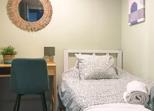 Klassenfahrt Barcelona: Urbany Hostel in Barcelona, Single room Auf Klassenfahrt mit HEROLÉ: Kleines Einzelzimmer im Urbany Hostel in Barcelona