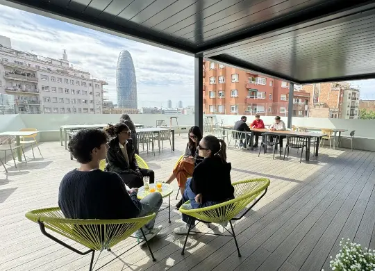 Klassenfahrt Barcelona: Urbany Hostel in Barcelona, Terrasse Auf Klassenfahrt mit HEROLÉ: Terrasse im Urbany Hostel Meridiana in Barcelona