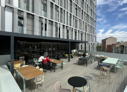Klassenfahrt Barcelona: Urbany Hostel in Barcelona, Terrasse Auf Klassenfahrt mit HEROLÉ: Terrasse im Urbany Hostel Meridiana in Barcelona
