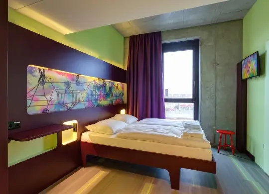 Auf Klassenfahrt mit HEROLÉ: Übernachten Sie in den Räumlichkeit des MEINNGER Hotel East Side Gallery in Berlin