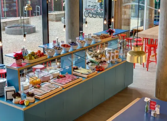 Auf Klassenfahrt mit HEROLÉ: Speisen Sie auch im  Meininger Hotel Berlin East Side Gallery in Berlin