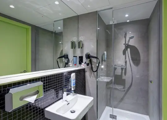 Auf Klassenfahrt mit HEROLÉ: Nutzen Sie die modernen Anlagen des Meininger Hotels Berlin East Side Gallery in Berlin