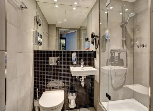 Auf Klassenfahrt mit HEROLÉ: Nächtigen Sie in den Räumen des Meininger Hotel Berlin East Side Gallery in Berlin