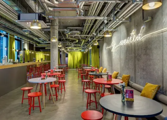 Auf Klassenfahrt mit HEROLÉ: Genießen Sie in den Abendstunden einen Drink in der Bar des Meininger Hotel Berlin East Side Gallery in Berlin