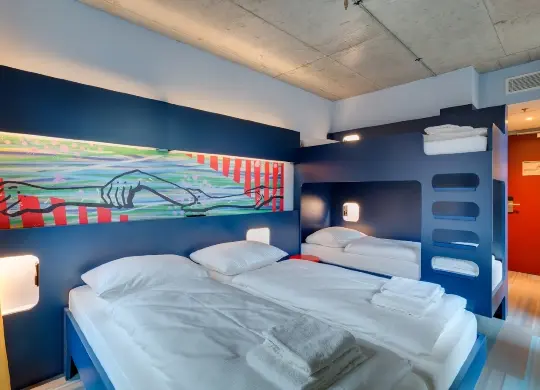 Auf Klassenfahrt mit HEROLÉ: Übernachten Sie in den Räumen des Meininger Hotels Berlin East Side Gallery in Berlin 