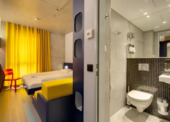 Auf Klassenfahrt mit HEROLÉ: MEININGER Hotel East Side Gallery Zimmerbeispiel in Berlin.