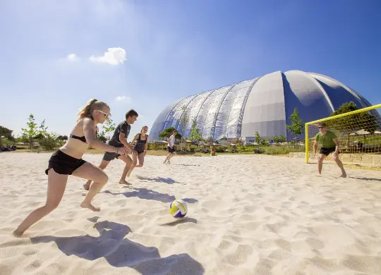 Auf Klassenfahrt mit HEROLÉ: Beachvolleyball im Außenbereich Amazonia im Tropical Islands