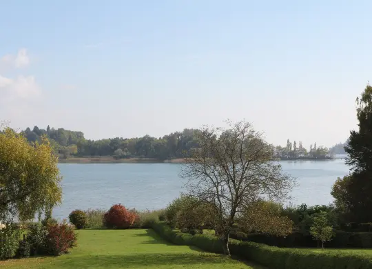 Auf Klassenfahrt mit HEROLÉ: Blick zur Insel Mainau vom Radweg aus. am Bodensee