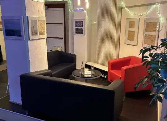 Auf Klassenfahrt mit HEROLÉ: Aufenthaltsbereich in der Jugendherberge Konstanz am Bodensee