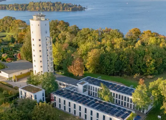 Auf Klassenfahrt mit HEROLÉ: Luftaufnahme der Jugendherberge Konstanz mit Blick auf die Insel Mainau im Bodensee