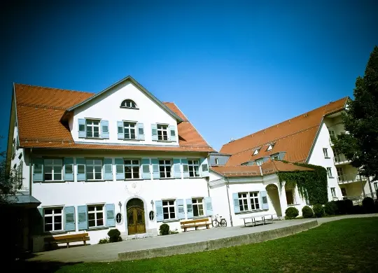 Auf Klassenfahrt mit HEROLÉ: JH Lindau Außenansicht am Bodensee.