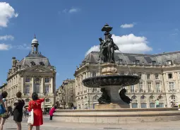 Auf Klassenfahrt mit HEROLÉ: Brunnen der drei Grazien im Zentrum von Bordeaux.