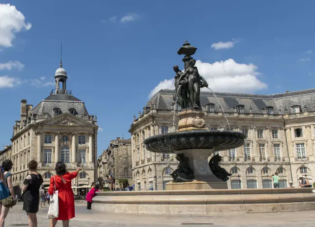 Brunnen der drei Grazien im Zentrum von Bordeaux. Auf Klassenfahrt mit HEROLÉ: Brunnen der drei Grazien im Zentrum von Bordeaux.