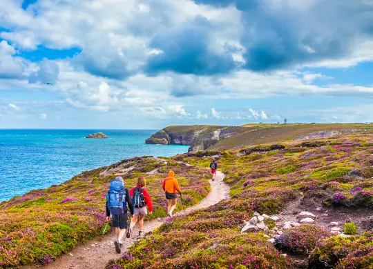 Auf Klassenfahrt mit HEROLÉ: Wanderer an der Halbinsel Cap Frehel in der Bretagne.