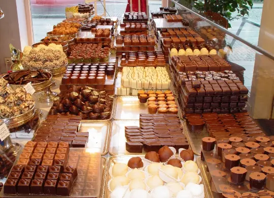 Klassenfahrten Brüssel - Schokolade, wohin das Auge reicht in einer Chocolaterie.