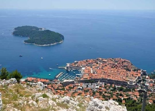Klassenfahrt - Dubrovnik (Blick vom Hausberg Srd) Blick vom Berg Srd auf die Insel Lokrum im Meer -Klassenfahrten -Dubrovnik