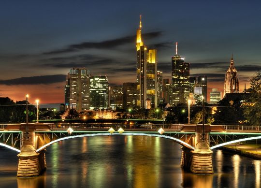 nächtliche Skyline in Frankfurt  Auf Klassenfahrt mit HEROLÉ: nächtliche Skyline in Frankfurt.