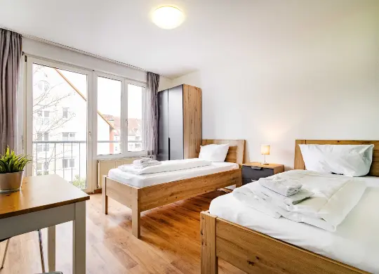 Klassenfahrt Freiburg: StayInn Freiburg, Twin Auf Klassenfahrt mit HEROLÉ: Zweibettzimmer im StayInn Hostel in Freiburg
