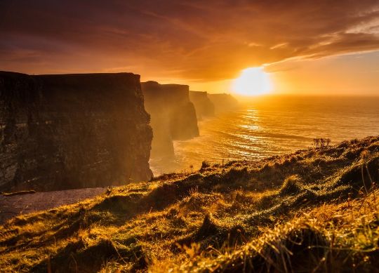 Traumhafter Blick auf die Steilküste von Aran Islands in Galway Auf Klassenfahrt mit HEROLÉ: Genießen Sie den traumhaften Blick auf die Steilküsten der Aran Islands in Galway