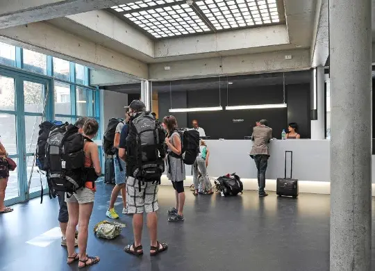 Auf Klassenfahrt mit HEROLÉ: Schüler der Lobby der Auberge de Jeunesse in Genf