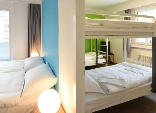Auf Klassenfahrt mit HEROLÉ: Nyon Hostel - 6-Bett-Suite mit einem Doppelbett und 2 Doppelstockbetten im Nyon Hostel bei Genf
