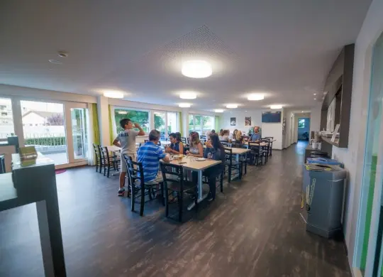 Auf Klassenfahrt mit HEROLÉ: Nyon Hostel - Essbereich im Nyon Hostel bei Genf