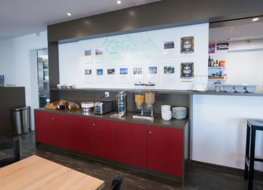 Auf Klassenfahrt mit HEROLÉ: Nyon Hostel - Frühstücksbuffet in Genf