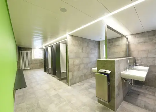 Auf Klassenfahrt mit HEROLÉ: Nyon Hostel - Gemeinschaftsduschen in Genf