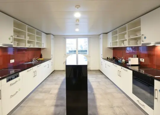 Auf Klassenfahrt mit HEROLÉ: Nyon Hostel - Gemeinschaftsküche in Genf