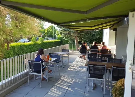 Auf Klassenfahrt mit HEROLÉ: Terrasse zum gemütlichen Kaffeetrinken und Ausruhen im Nyon Hostel bei Genf