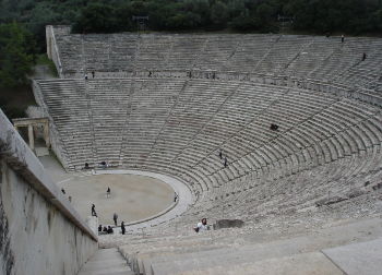 Blick in das Amphitheater in Epidauros in Griechenland Auf Klassenfahrt mit HEROLÉ: Besichtigen Sie das historische Amphitheater in Epidauros in Griechenland
