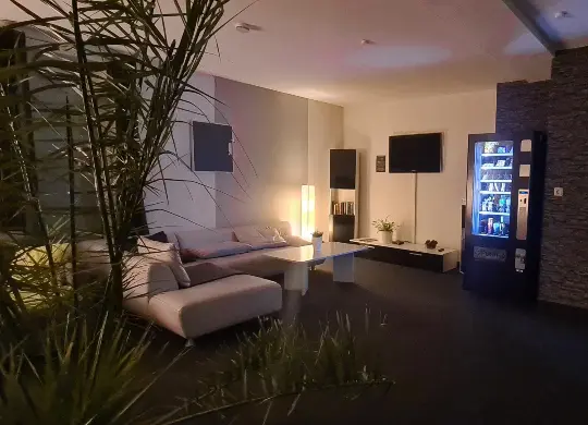 Auf Klassenfahrt mit HEROLÉ: Aufenthaltsraum im Harz Hostel in Wernigerode