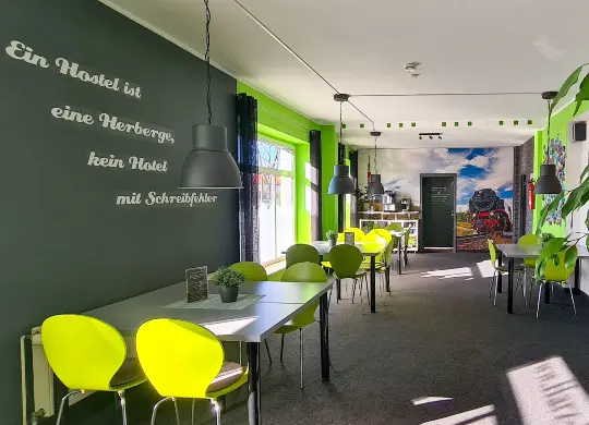 Auf Klassenfahrt mit HEROLÉ: Aufenthaltsraum im Harz Hostel in Wernigerode