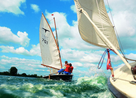 Jugendliche beim Segeln auf dem Ijsselmeer Auf Klassenfahrt mit HEROLÉ: Begeben Sie sich auf Ihrer Reise auch auf eine Segel tour auf dem Ijsselmeer