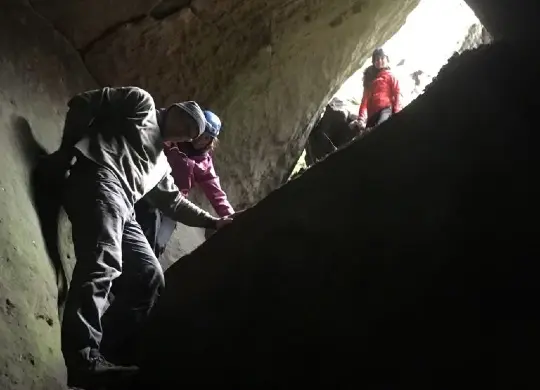 Auf Klassenfahrt mit HEROLÉ: Machen Sie auch diese einzigartige Erfahrung und erleben Sie eine Höhlenwanderung in der Sächsischen Schweiz