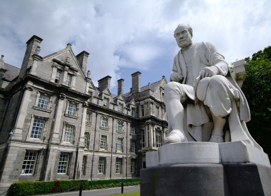 Klassenfahrten Dublin - Trinity College Klassenfahrten Dublin - Sammon Statue vor dem Gebäude des Colleges