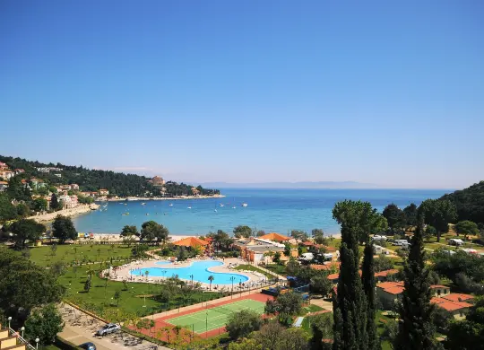 Klassenfahrt Istrien: Camping Oliva Maslinica, Blick aufs Meer Auf Klassenfahrt mit HEROLÉ: Ferienanlage Camping Oliva in Istrien