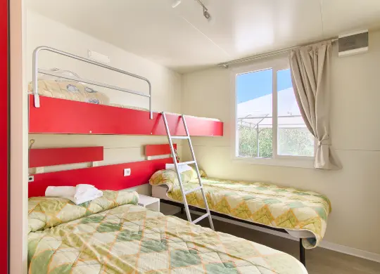 Klassenfahrt Istrien: Camping Oliva Maslinica, Mobile Home Comfort Zweibettzimmer mit Hochbett Auf Klassenfahrt mit HEROLÉ: Zweibettzimmer mit zusätzlichem Hochbett im Mobilehome Comfort in der Ferienanlage Camping Oliva in Istrien